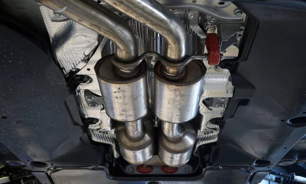 Katalizator Montowany Jest Nowoczesnym Samochodzie Urządzenia Zmniejszające Negatywny Wpływ Gazów — Zdjęcie stockowe