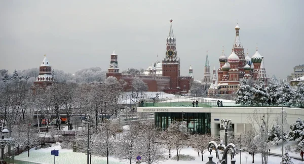 モスクワロシア 2021年12月 モスクワの冬の街並み 歴史的中心部の建物は雪で覆われています ロイヤリティフリーのストック写真