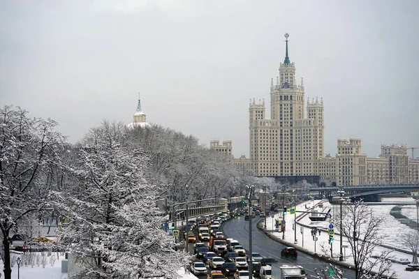 モスクワロシア 2021年12月 モスクワの冬の街並み 歴史的中心部の建物は雪で覆われています ロイヤリティフリーのストック画像