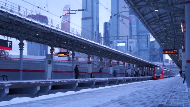 Μόσχα Ρωσία Ιανουάριος 2022 Ένα Σύγχρονο Τρένο Του Μετρό Φτάνει — Αρχείο Βίντεο
