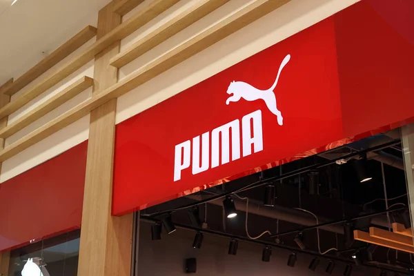 Moscow Russia January 2022 Entrance Sporting Goods Store Bright Puma — Fotografia de Stock