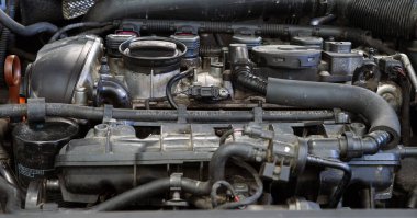 Moskova Rusya - Ocak 2022: Modern bir arabanın motoru. Yukarıdan bak. Seçici odaklanma. Hizmet, onarım ve tanı.