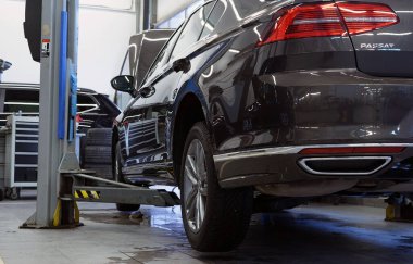 Moskova Rusya - Ocak 2022: Modern araba tamiri bekliyor. Onarım, tanı, düzenli bakım..