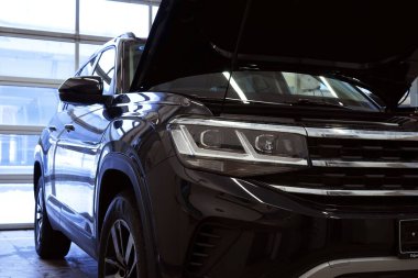 Moskova Rusya - Ocak 2022: Yıkandıktan ve cilalandıktan sonra pırıl pırıl parlayan güzel siyah modern araba.