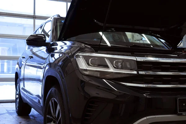 Moskova Rusya - Ocak 2022: Yıkandıktan ve cilalandıktan sonra pırıl pırıl parlayan güzel siyah modern araba.