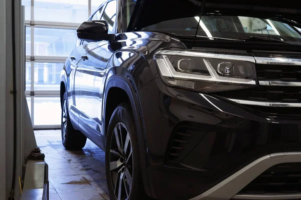 Moskova Rusya - Ocak 2022: Yıkandıktan ve cilalandıktan sonra pırıl pırıl parlayan güzel siyah modern araba.