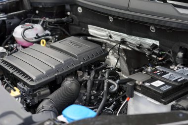 Moskova Rusya - Ocak 2022: Modern bir arabanın temiz motoru. Araba servisi, yedek parça, onarım ve bakım.