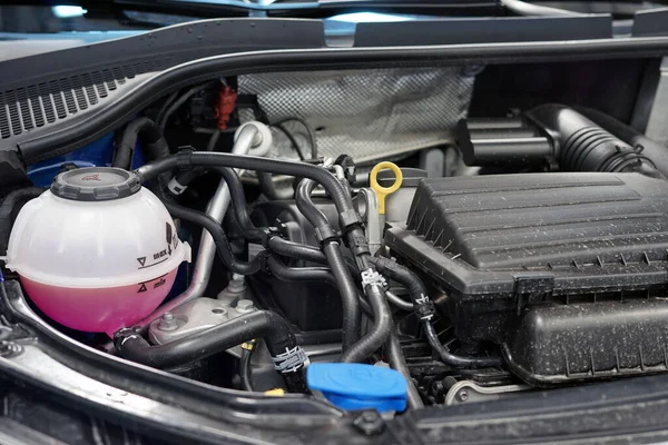 汽车的引擎盖是开着的 发动机显示的是近景 选定的重点 背景模糊 汽车服务 — 图库照片