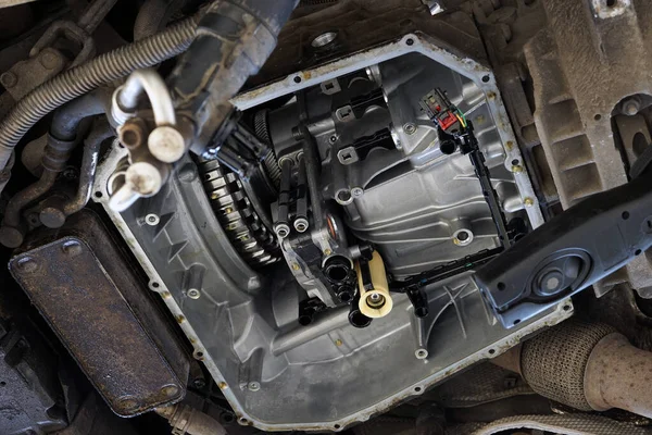 Araba servisindeki modern araba asansörde. Otomatik iletim onarımı.
