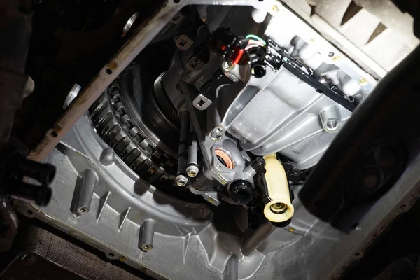 Araba servisindeki modern araba asansörde. Otomatik iletim onarımı.