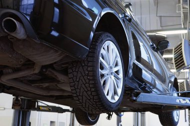 Moskova Rusya - Ocak 2022: Asansörlü modern lüks araba. Servis, onarım, teşhis. Seçili odak.