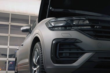 Moskova Rusya - Şubat 2022: Modern lüks SUV araç servisi. Bakım, onarım, teşhis, yedek parçalar. Seçili odak.