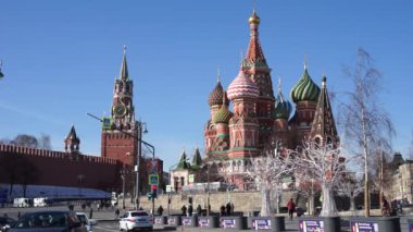 Moskova Rusya - Şubat 2022: Moskova tarihi merkezi. Moskova Kremlin 'in çevresi. Çok popüler bir turistik yer. Normal güneşli bir gün.