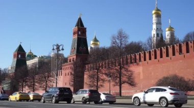 Moskova Rusya - Şubat 2022: Moskova tarihi merkezi. Moskova Kremlin 'in çevresi. Çok popüler bir turistik yer. Normal güneşli bir gün.