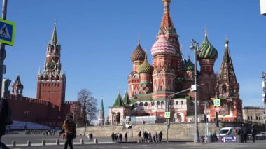 Moskova Rusya - Şubat 2022: Moskova tarihi merkezi. Moskova Kremlin 'in çevresi. Çok popüler bir turistik yer. Normal güneşli bir gün.
