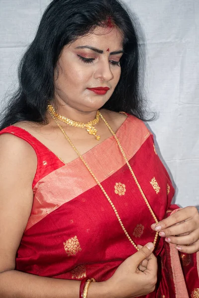 Una Semplice Ragazza Bengalese Indossa Tradizionale Sari Rosso Ornamenti Oro — Foto Stock