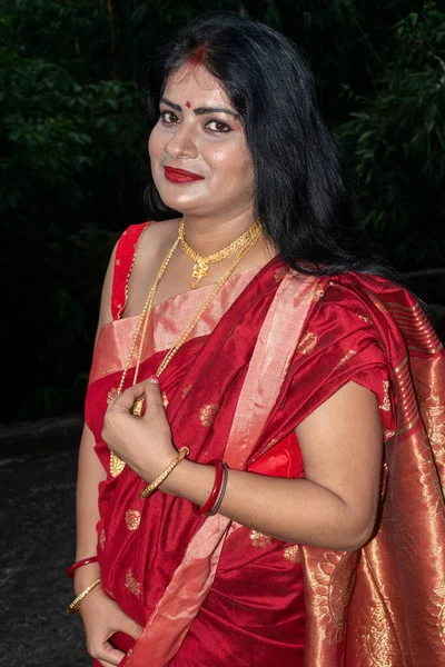 Una Simple Chica Bengalí Con Tradicional Sari Rojo Adornos Dorados —  Fotos de Stock