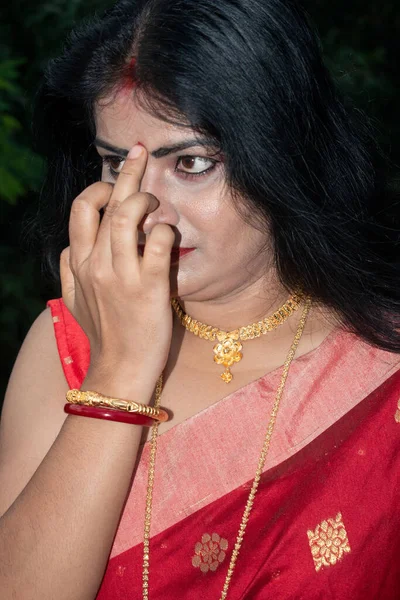 Una Semplice Ragazza Bengalese Indossa Tradizionale Sari Rosso Ornamenti Oro — Foto Stock