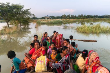 Hindistan 'ın Batı Bengal' deki büyük bölgeleri sular altında ve sel mağdurları küçük teknelerde barınak arıyorlar..