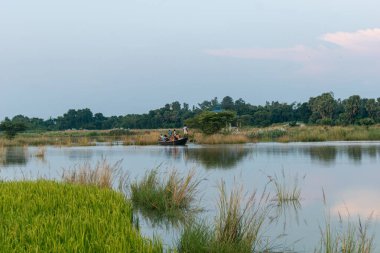 Hindistan 'ın Batı Bengal' deki büyük bölgeleri sular altında ve sel mağdurları küçük teknelerde barınak arıyorlar..