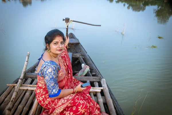 Het Portret Van Een Mooi Indiaas Meisje Zit Een Bootje — Stockfoto