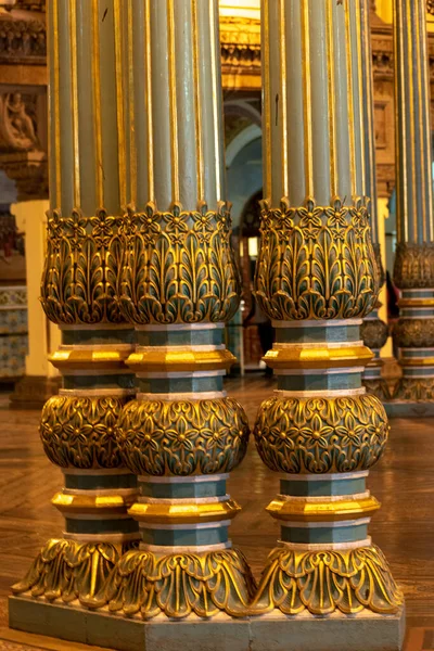 Mysuru, Karnataka, Hindistan. 17 Aralık 2019. Hindistan, Mysore 'daki Ambavilas sarayının içindeki Maharajah' ın özel salonunun klasik odaklı resmi..