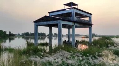 Gün batımında yüzen bir tekneden alınan sel sularıyla çevrili ıssız bir yakma alanının video görüntüleri. 