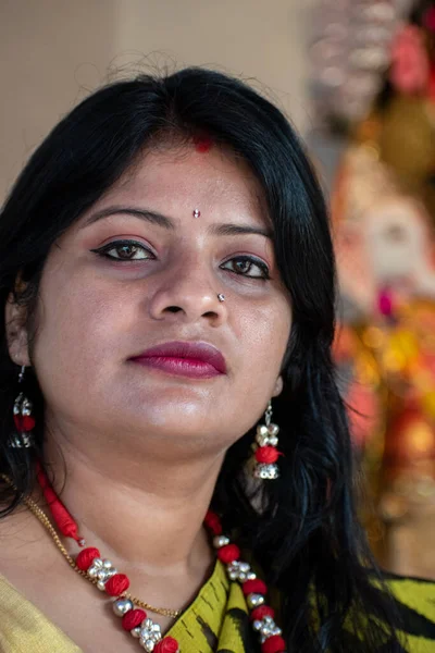 Het Portret Van Een Dolblij Mooie Indiase Vrouw Die Naar — Stockfoto
