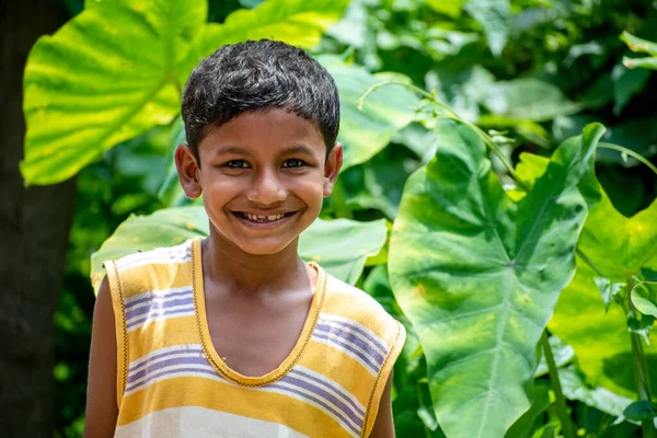 Retrato Uma Bela Criança Serena Indiana Fundo Uma Floresta Verde — Fotografia de Stock