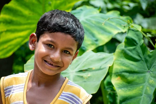 Retrato Uma Bela Criança Serena Indiana Fundo Uma Floresta Verde — Fotografia de Stock