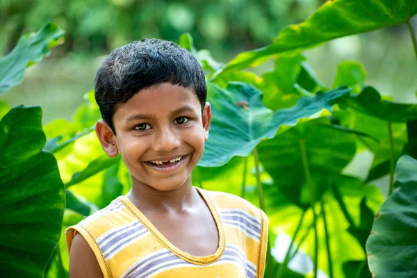 Porträtt Ett Vackert Fridfullt Indiskt Barn Bakgrunden Mörkgrön Skog Och Royaltyfria Stockbilder