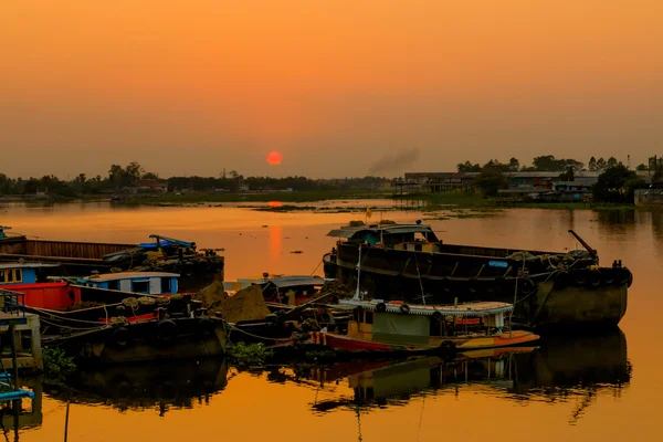 Hermoso atardecer sobre el río — Foto de Stock