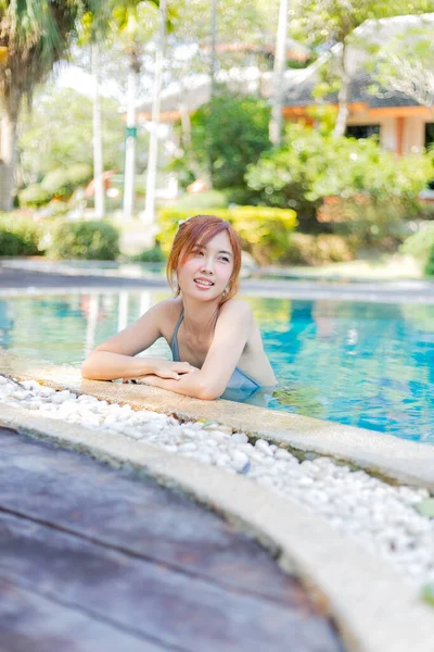 Hübsch Asiatisch Frau Ist Die Pool Und Looks Happy lizenzfreie Stockfotos