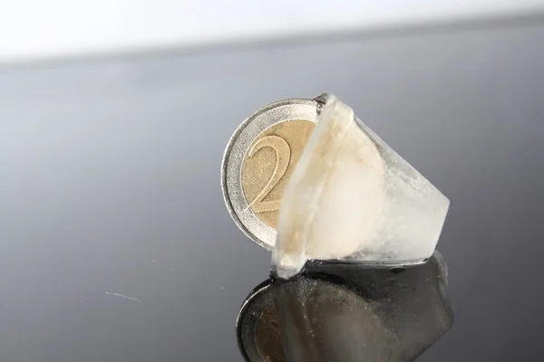 Cubo de Hielo con Moneda Euro —  Fotos de Stock