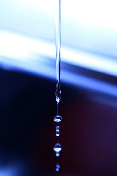 El fluido movimiento del agua salpicando mientras se vierte . — Foto de Stock
