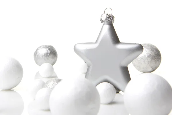 Beyaz christmas dekorasyon ve gümüş — Stok fotoğraf