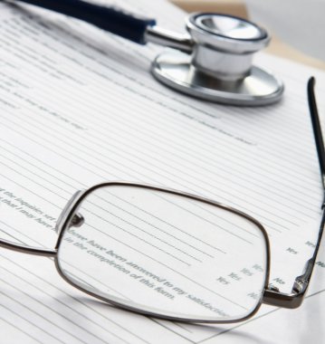 kalem, stetoskop ve gözlük