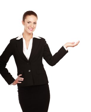 bir şeye işaret eden genç bir kadın