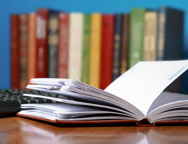 Toetsenbord van de computer en boek op het Bureau — Stockfoto