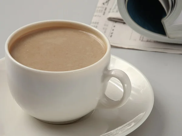 Tasse Kaffee in der Nähe der Presse — Stockfoto