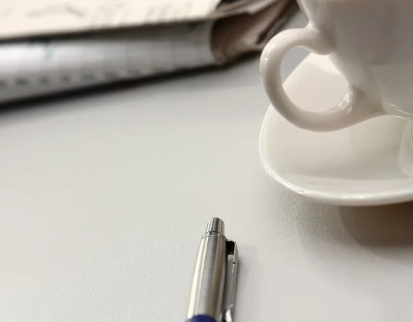 Taza de café cerca de prensa — Foto de Stock