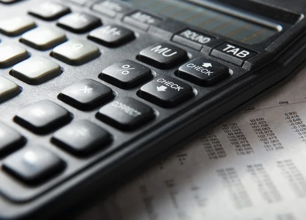 Bodegón de oficina, calculadora y documento — Foto de Stock