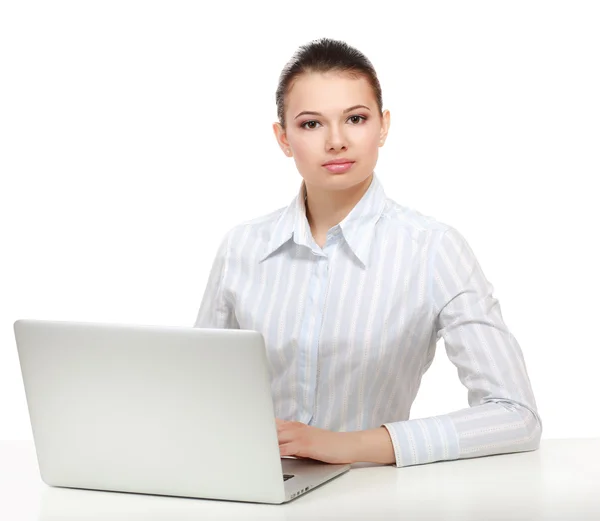 Uma jovem mulher sentada com um laptop — Fotografia de Stock