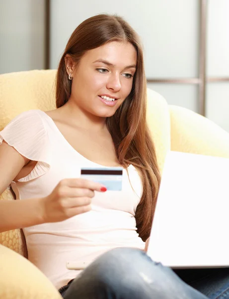 Woman sitting on the sofa with laptop — Stock Photo, Image