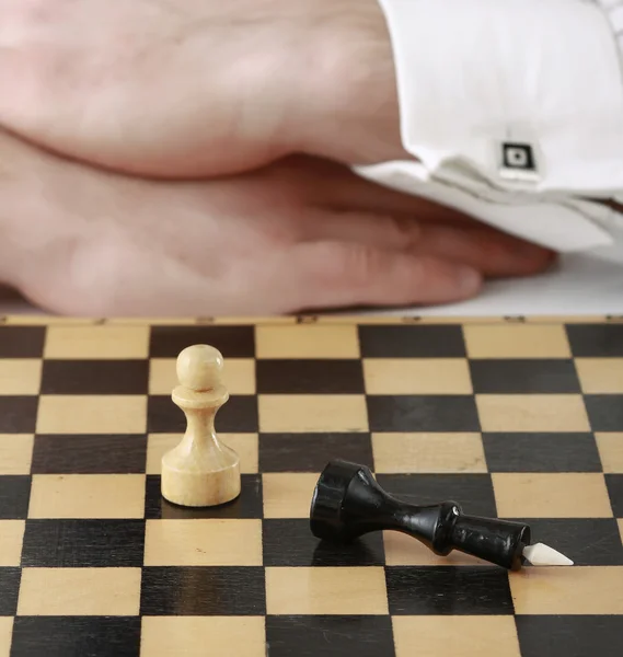 Man playing chess — Stock Photo, Image