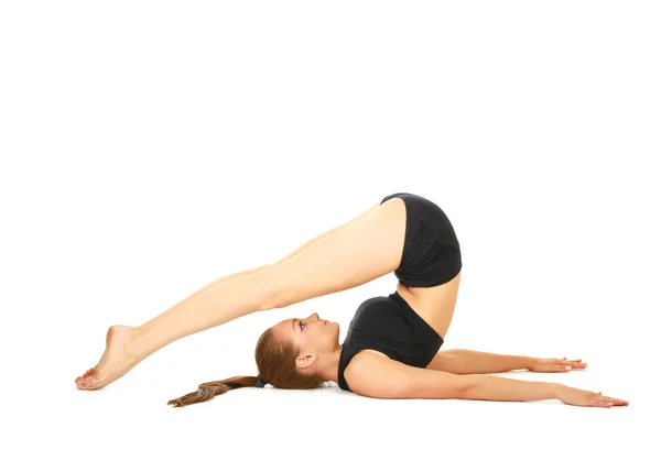 Kvinnan gör stretching övningar — Stockfoto