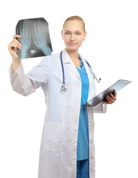 Женщина-врач осматривает рентген — стоковое фото
