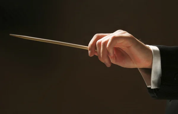 Konsert dirigentens händer med en stafettpinne — Stockfoto