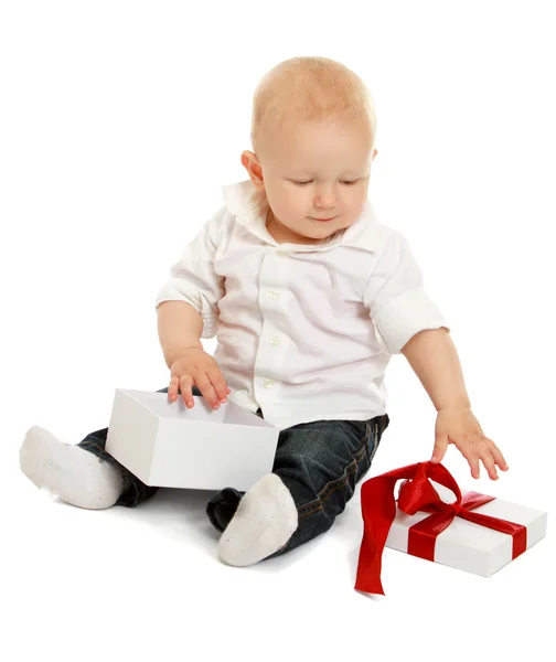 En baby med presentask — Stockfoto