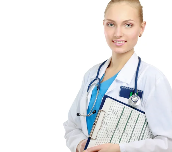 Sorridente giovane medico in bianco cappotto in piedi — Foto Stock